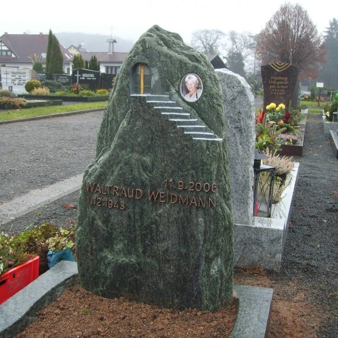 Findling mit Porzelanfoto und Bronze-Schrift