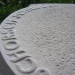 Reliefschrift in Ozean Bloue